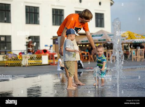 Kinder Baden Brunnen Fotos Und Bildmaterial In Hoher Auflösung Alamy