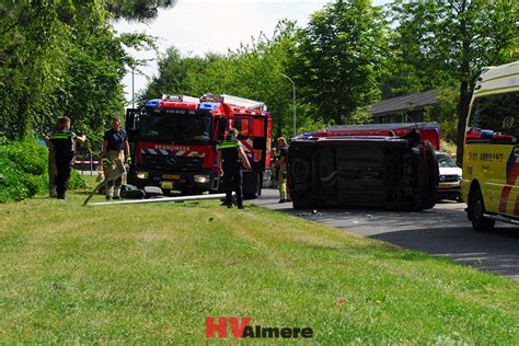 Auto Belandt Op Zijn Kant Bij Ongeval Seizoenenbuurt Hv Almere