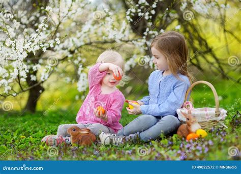 Deux Petites Filles Jouant Dans Un Jardin Sur Pâques Photo Stock