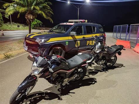 Dentro do bagageiro de um ônibus PRF recupera duas motos furtadas em