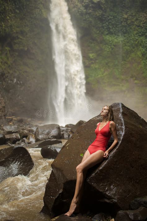 Mujer Hermosa En Bikini Y Cascada Rojos Imagen De Archivo Imagen De Exterior Cubo 89586481