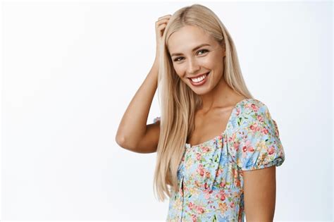 Soins De La Peau Et Beauté Belle Fille Blonde Regardant La Caméra Souriant Flirty Debout En Robe
