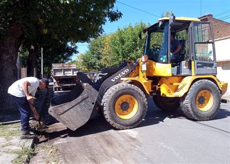 Espacios Verdes Se Realizan Trabajos De Limpieza Y Mantenimiento En