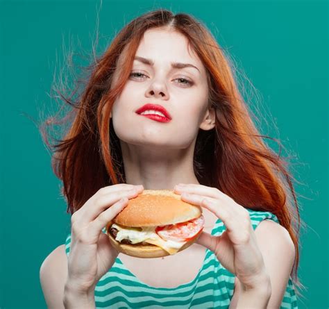 Mujer Joven Comiendo Una Jugosa Hamburguesa Foto Premium