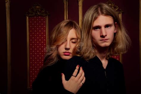 Het Paar Van Jonge Blonde Mensen Kleedde Zich In Zwarte In Een Donkere Ruimte Stock Foto Image