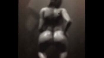 Kim dejándolo bajo lento XVIDEOS