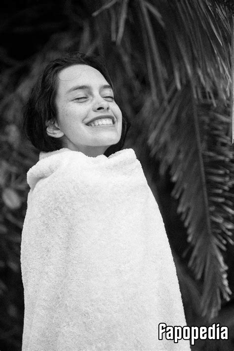 Zoe Barnard Nude Leaks Photo Fapopedia