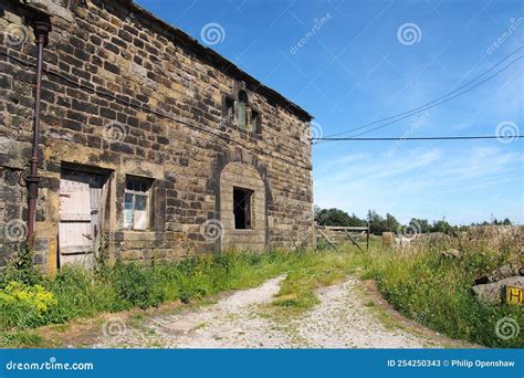 Antiga Casa De Pedra Abandonada E Abandonada Janela Quebrada E