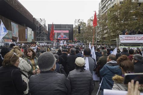 Miles De Personas Marchan En Santiago Por Mejores Salarios Y Pensiones