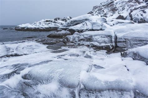 Costa De Mar De Barents Paisagem Do Inverno De Kola Peninsula Foto De