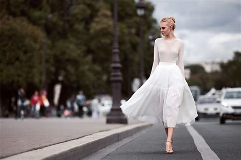 Минималистичное свадебное платье миди - 55 фото