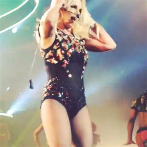 Watch Britney Spears Microphone Malfunction During Las Vegas Concert E Online Ca