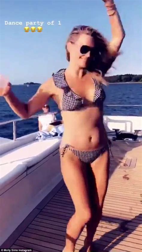 Molly Sims Proves She Still Has A Fabulous Bikini Body Daily Mail Online
