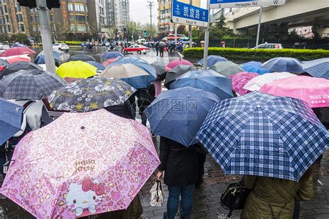 下雨天打伞高清图片下载 正版图片500742837 摄图网