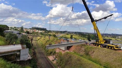 Vigas Para Construção De Nova Alça Em Obra Do Complexo Viário Sobre A