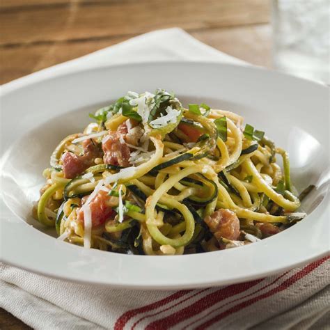 Spaghetti de courgettes avec sauce à la crème aux tomates et au basilic