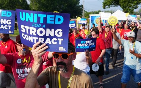 Us Auto Workers Launch First Simultaneous Strike At Detroit Three Fmt