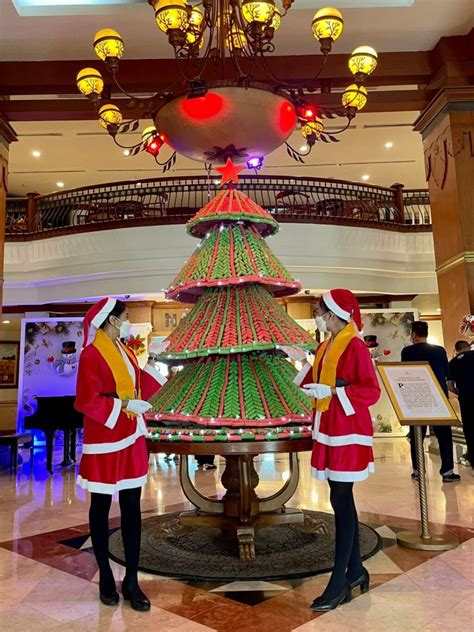 Pohon Natal Unik Dari Kue Jagung Hadir Di Lobby The Sunan Hotel Solo