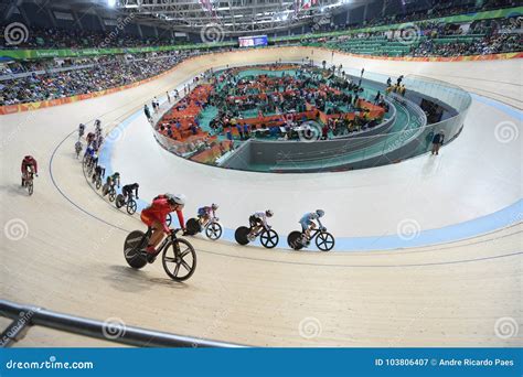 Siga El Ciclo En Las 2016 Olimpiadas En El Parque Fotografía editorial