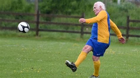 El Futbolista Más Viejo Del Mundo Busca Equipo A Sus 81 Años Ideal