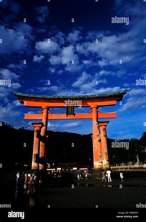 Miyajima torii gate hi-res stock photography and images - Alamy