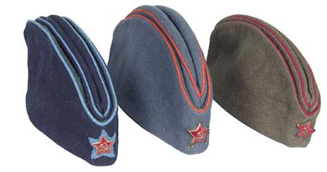 Головной убор - пилотка.