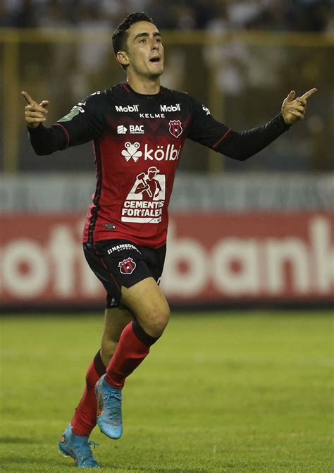 Este gol le permite a Alajuelense volver de El Salvador con más
