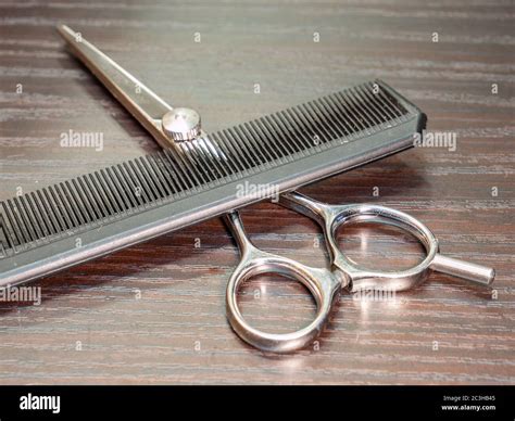 Comb and scissors hair salon Stock Photo - Alamy