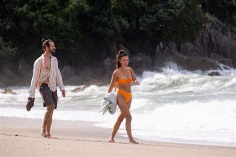 9 Hot Sexy Mallu Magalhaes Bikini Pics