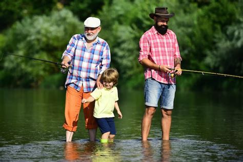 Pesca Mosca Menino Pescando Mosca No Rio O Pai E O Av