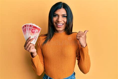 Joven Transexual Latina Transexual Mujer Sosteniendo 20 Shekels Israel Billetes Apuntando Pulgar