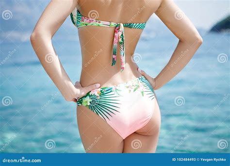 Dos Sexy De Femme Dans Le Bikini Image Stock Image Du Sensuel