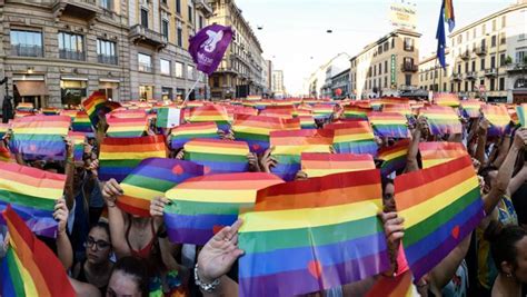 Minacce e abusi sul figlio perché gay condannati i genitori La Stampa