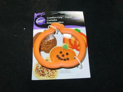 Wilton Comfort Grip Halloween Cookie Cutter Pumpkin Baking