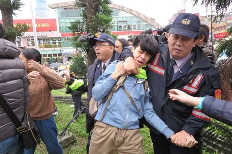 台独 社团强拆蒋介石铜像 殴打警察却喊 警察打人 时政 中国台湾网