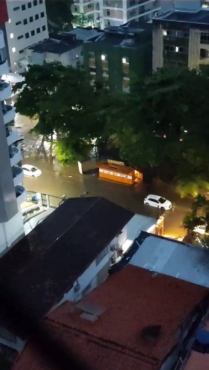 VÍDEO Famoso canal de Salvador transborda e carros ficam ilhados