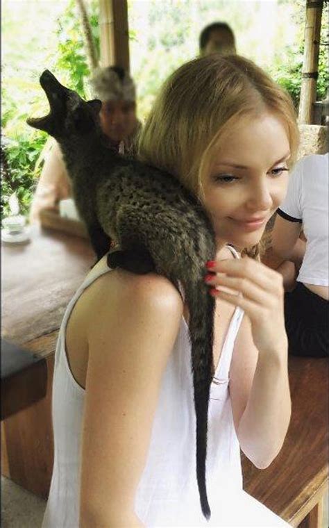 Iza Miko pręży się w bikini na Bali