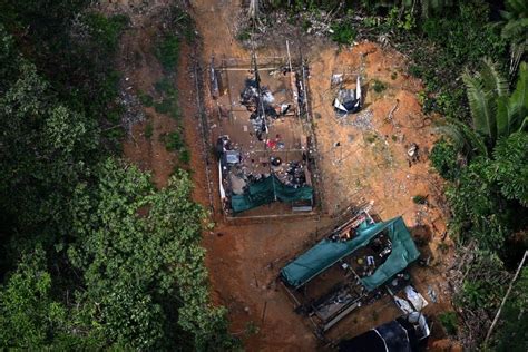 Mineração destrói quatro campos de futebol dia em terras indígenas na