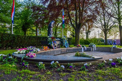 Kransen En Bloemstukken Gestolen Na Dodenherdenking Bij Oorlogsmonument