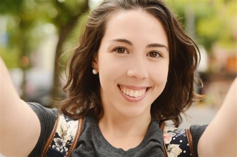 Retrato De Una Bella Mujer Joven Tomando Un Selfie Foto Premium