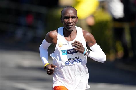 Athlétisme Eliud Kipchoge remporte le marathon de Berlin et pulvérise