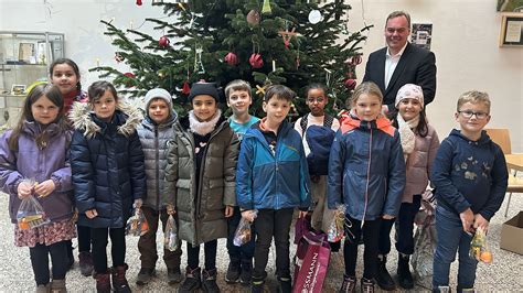 Kinder Schm Cken Den Weihnachtsbaum Im Winsener Rathaus