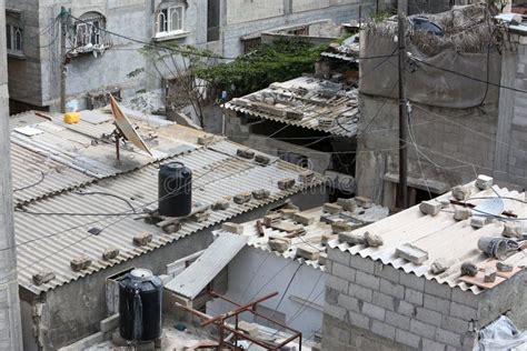 Palestinian Girl Stands on the Roof of Their House in the Khan Yunis ...