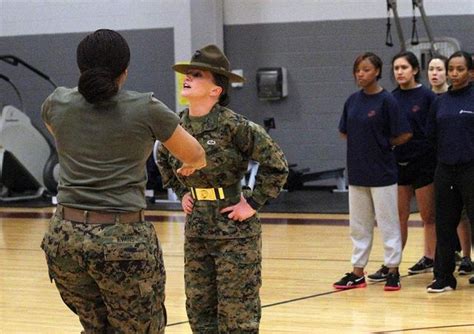 美國女兵軍隊中面臨尷尬事情，醜聞消息不斷出現，很多人不願參軍 每日頭條