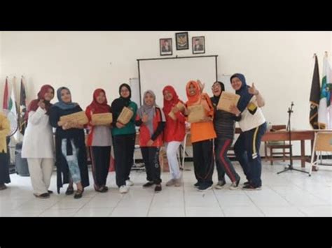 Keseruan Ibu Ibu Dharma Wanita Persatuan SMKN 1 Wonomerto Memeriahkan