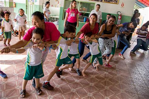 Escola realiza gincana entre crianças e famílias para se aproximar de