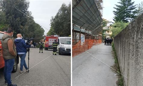 Fratello E Sorella Morti In Casa Da Giorni E Vegliati Da Decine Di