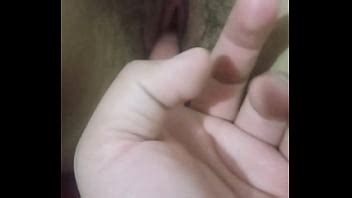 MI NOVIA DE AÑOS EXPLORANDO Y TRATANDO DE ABRIR EL INTERIOR DE SU VAGINA COMENTEN PORFA XNXX