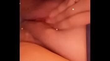 Bestie en la bañera frotando ese coño gordo XVIDEOS