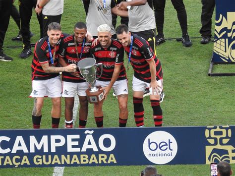 Varela De la Cruz Arrascaeta e Viña comemoram a conquista do Flamengo